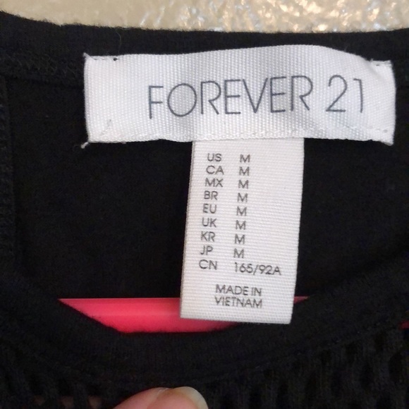 Like new black crop top - Picture 3 of 3